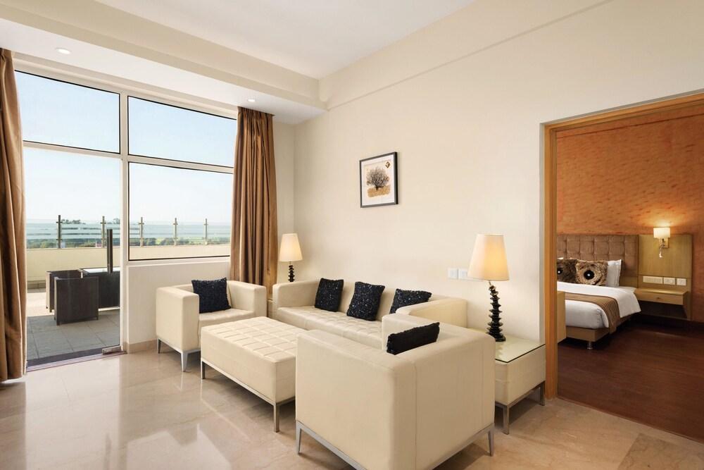 รามาดา บาย วินด์แฮม นีมรานา Hotel ภายนอก รูปภาพ
