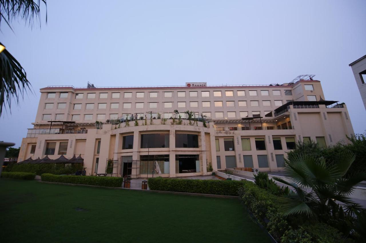 รามาดา บาย วินด์แฮม นีมรานา Hotel ภายนอก รูปภาพ