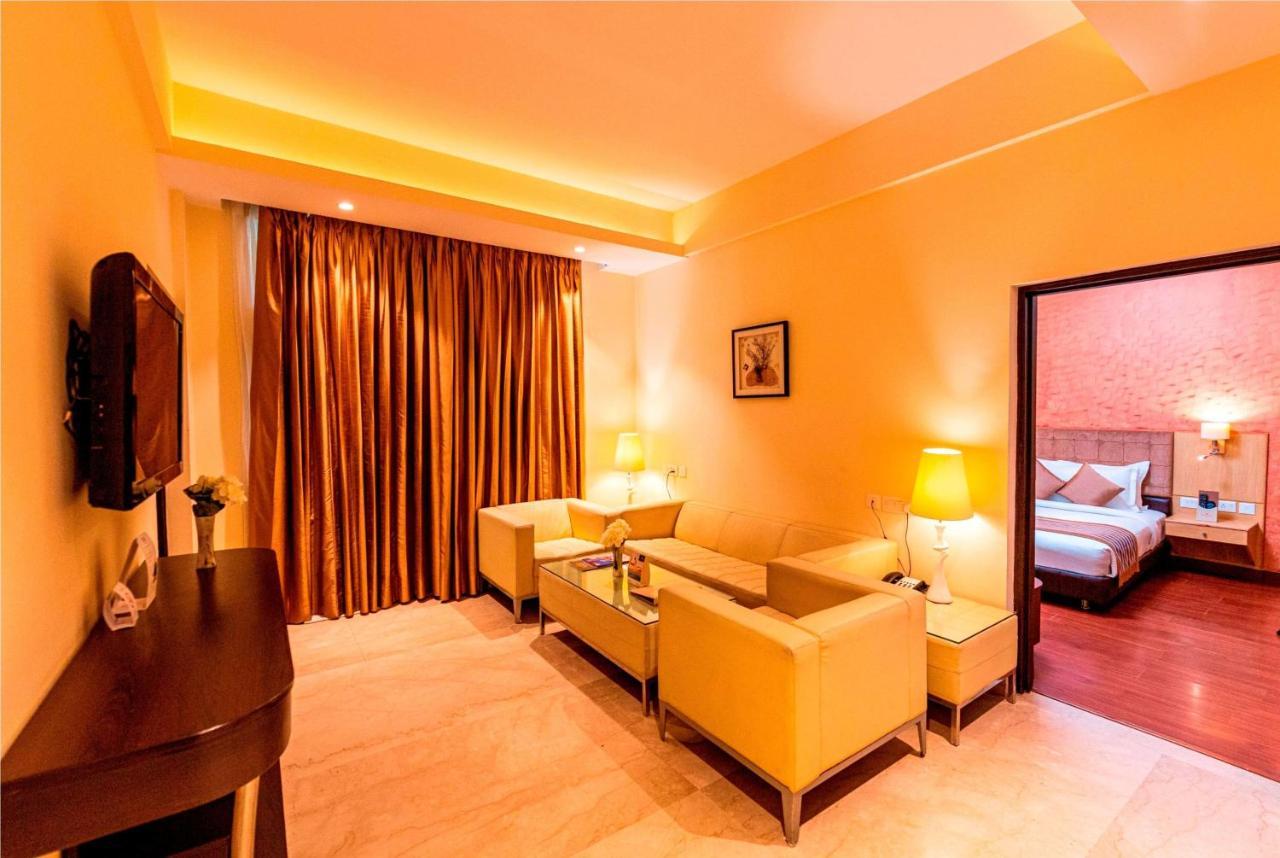 รามาดา บาย วินด์แฮม นีมรานา Hotel ภายนอก รูปภาพ