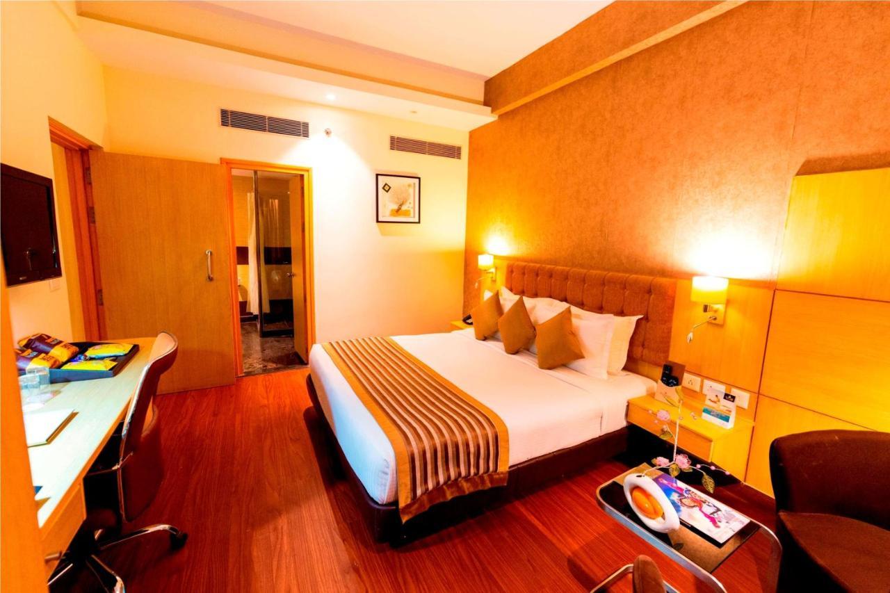 รามาดา บาย วินด์แฮม นีมรานา Hotel ภายนอก รูปภาพ