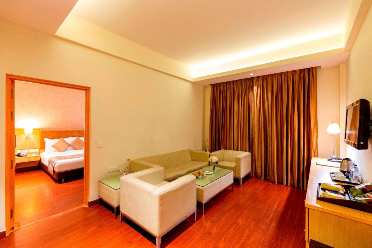 รามาดา บาย วินด์แฮม นีมรานา Hotel ภายนอก รูปภาพ