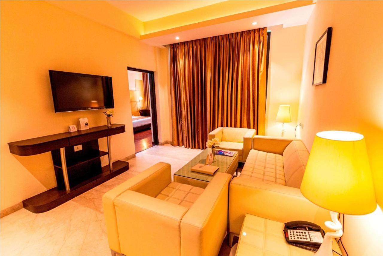 รามาดา บาย วินด์แฮม นีมรานา Hotel ภายนอก รูปภาพ