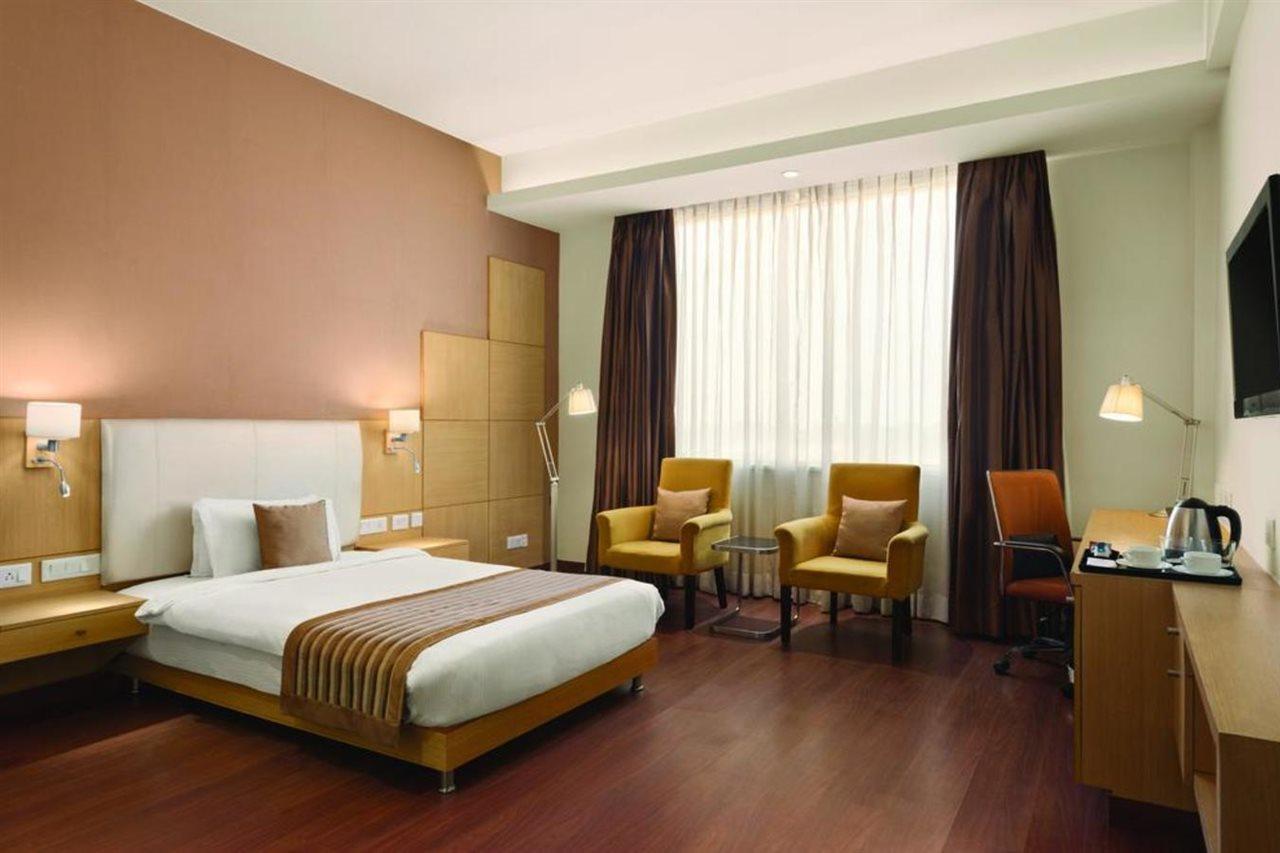 รามาดา บาย วินด์แฮม นีมรานา Hotel ภายนอก รูปภาพ