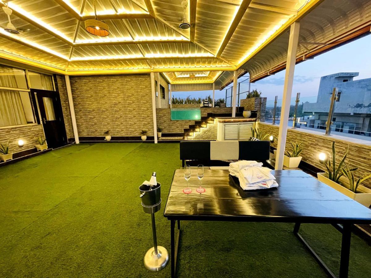 รามาดา บาย วินด์แฮม นีมรานา Hotel ภายนอก รูปภาพ