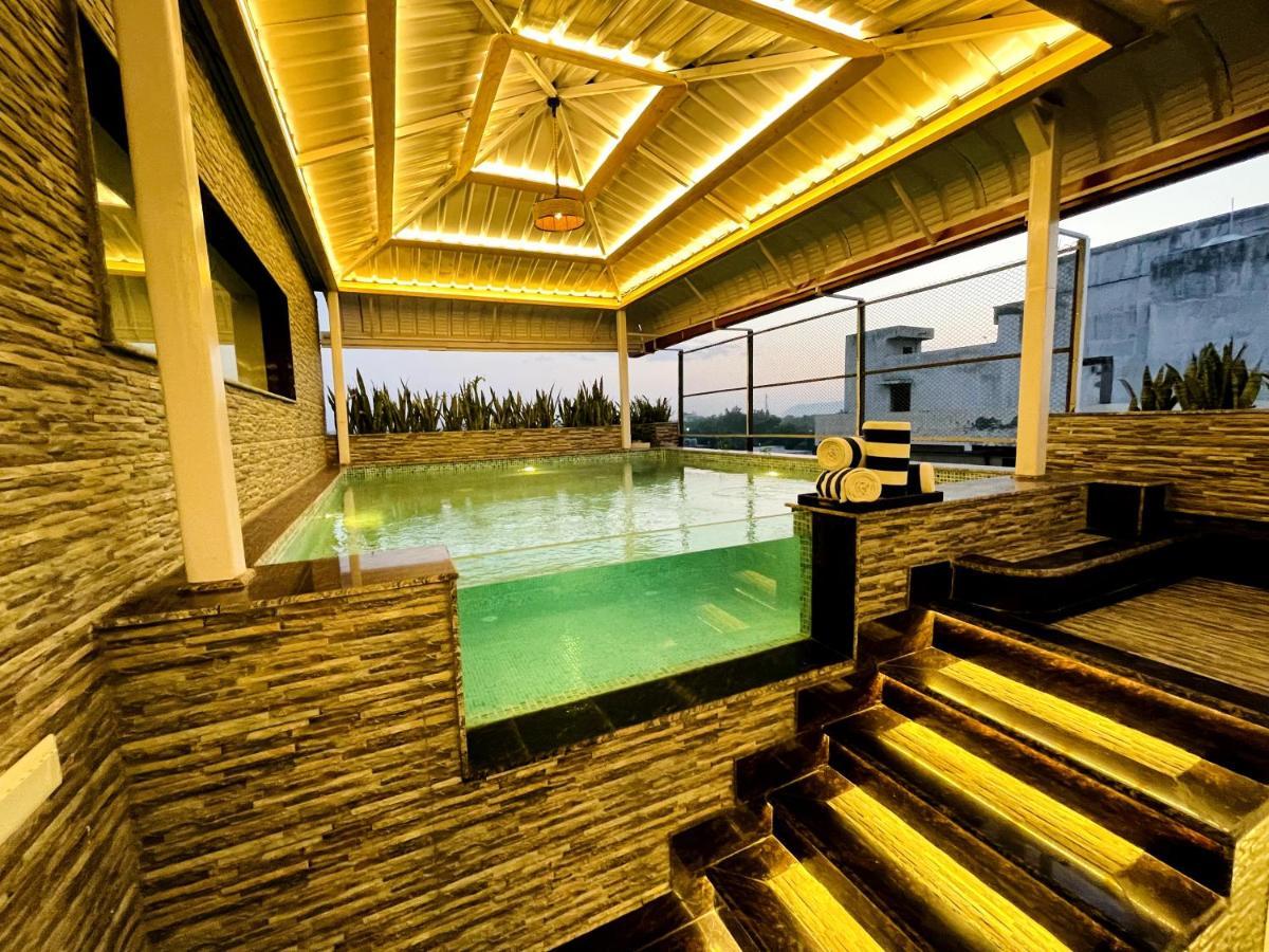 รามาดา บาย วินด์แฮม นีมรานา Hotel ภายนอก รูปภาพ