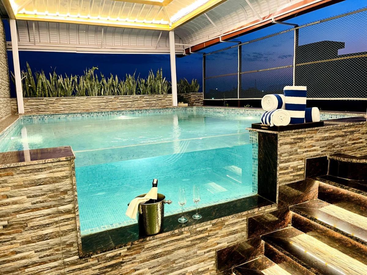 รามาดา บาย วินด์แฮม นีมรานา Hotel ภายนอก รูปภาพ