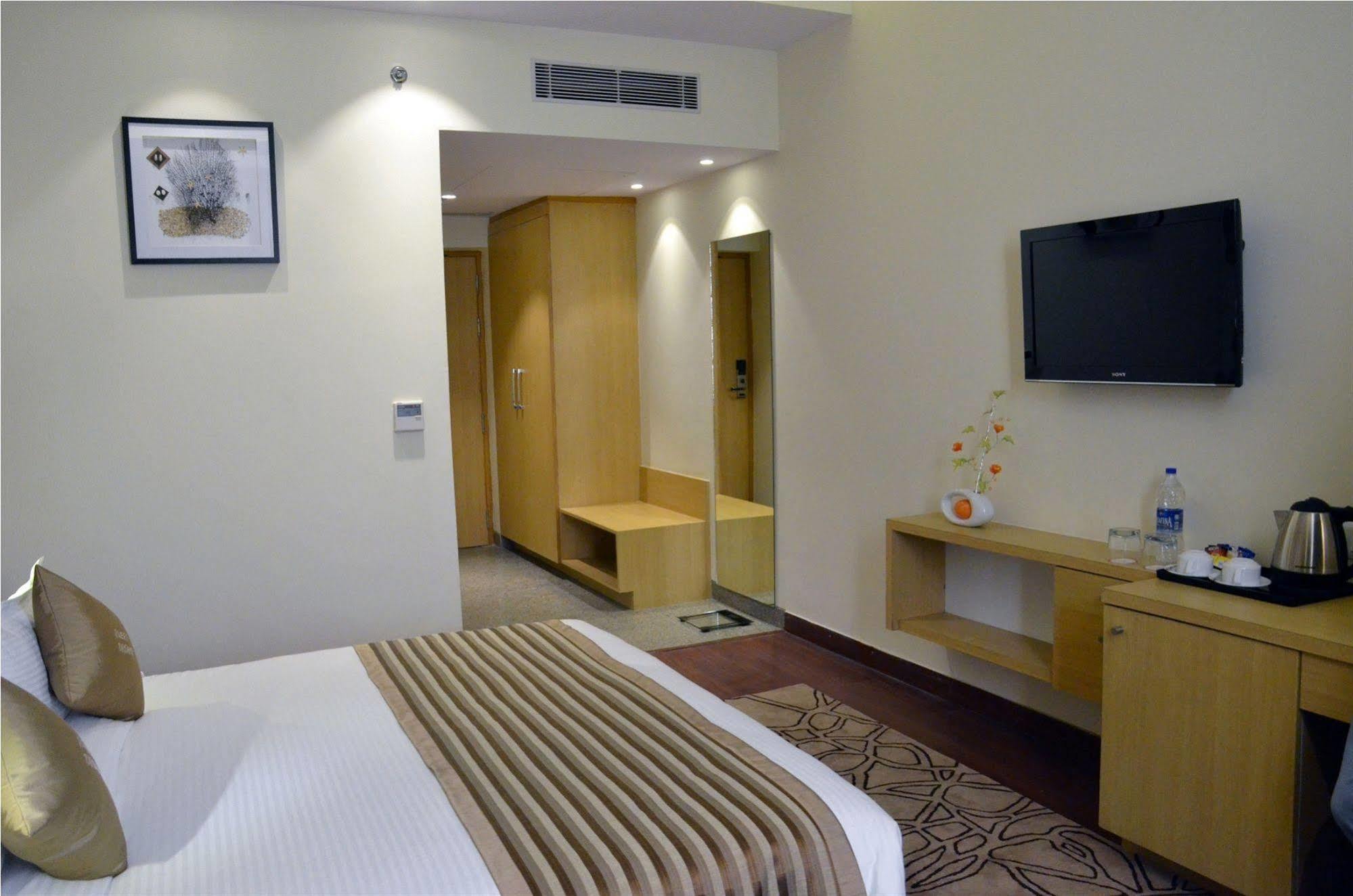 รามาดา บาย วินด์แฮม นีมรานา Hotel ภายนอก รูปภาพ