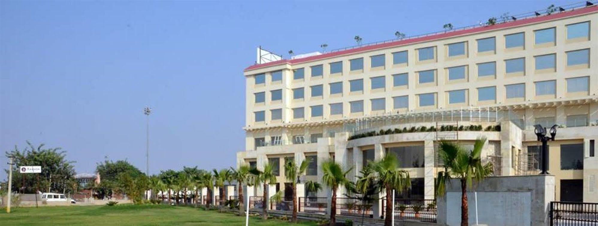 รามาดา บาย วินด์แฮม นีมรานา Hotel ภายนอก รูปภาพ