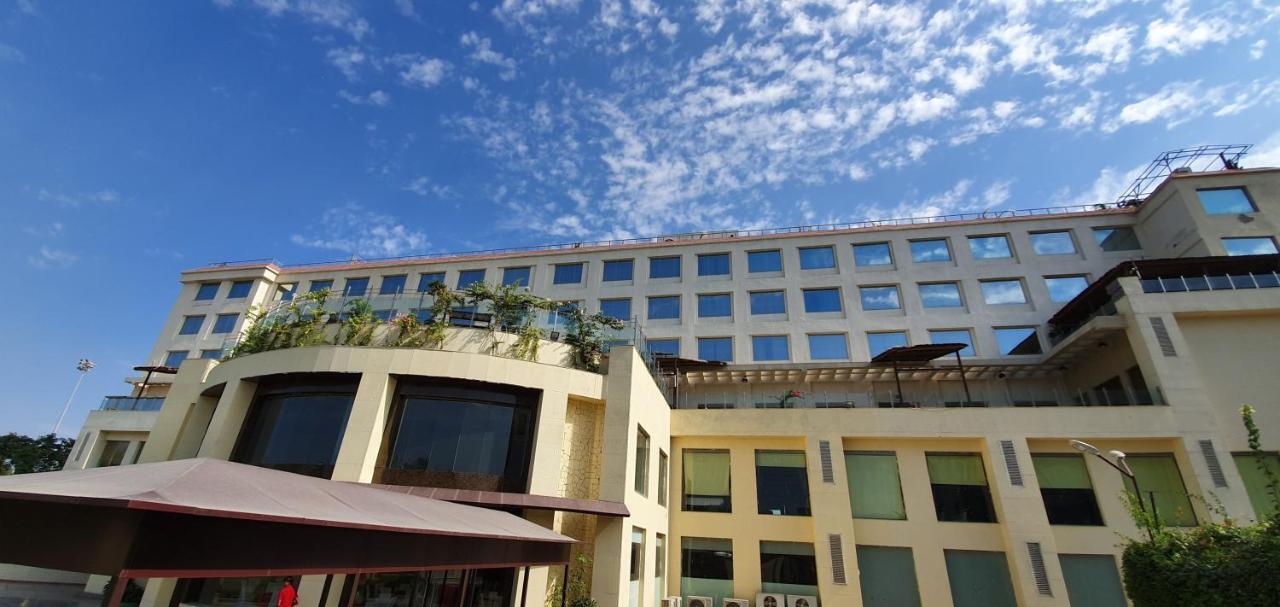รามาดา บาย วินด์แฮม นีมรานา Hotel ภายนอก รูปภาพ