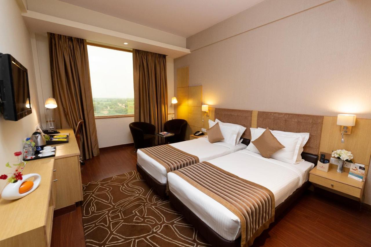 รามาดา บาย วินด์แฮม นีมรานา Hotel ภายนอก รูปภาพ