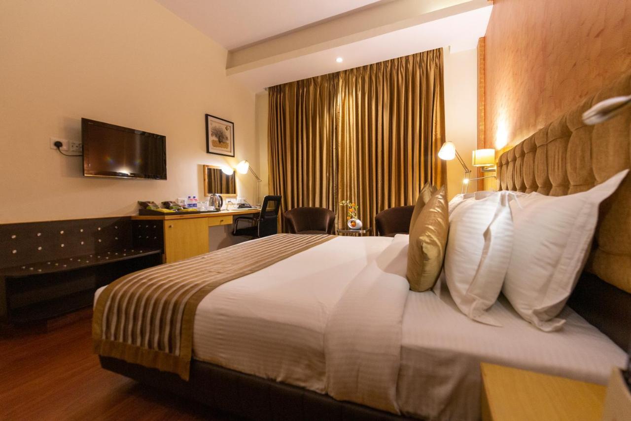 รามาดา บาย วินด์แฮม นีมรานา Hotel ภายนอก รูปภาพ