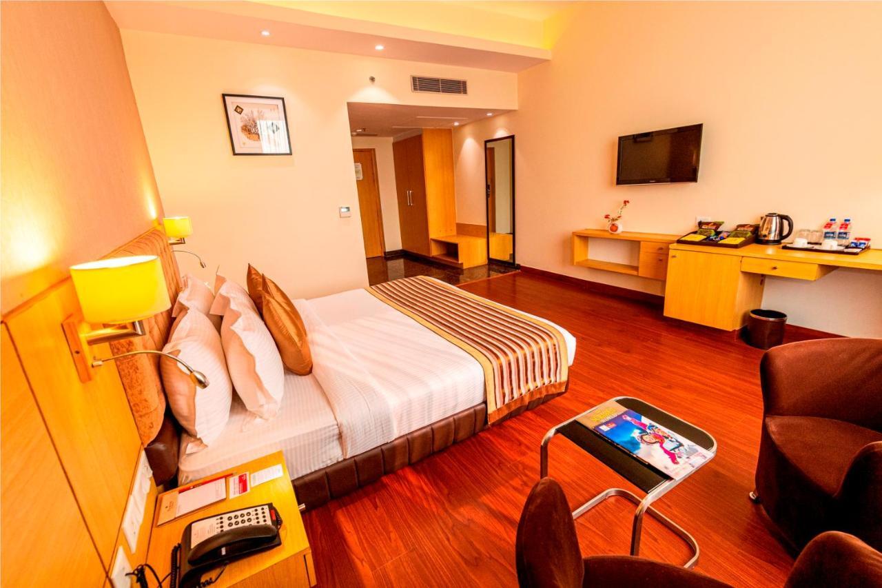 รามาดา บาย วินด์แฮม นีมรานา Hotel ภายนอก รูปภาพ