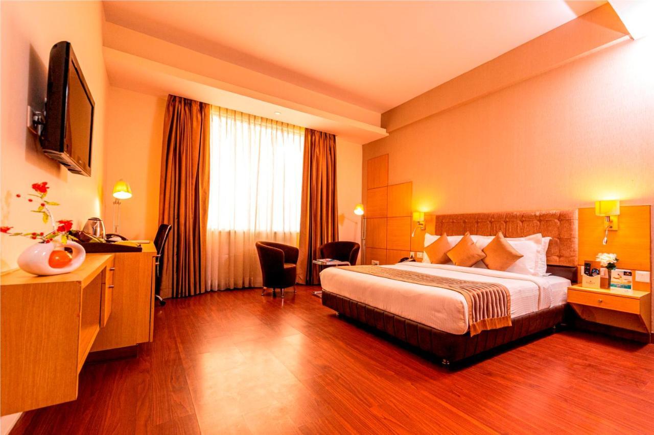 รามาดา บาย วินด์แฮม นีมรานา Hotel ภายนอก รูปภาพ