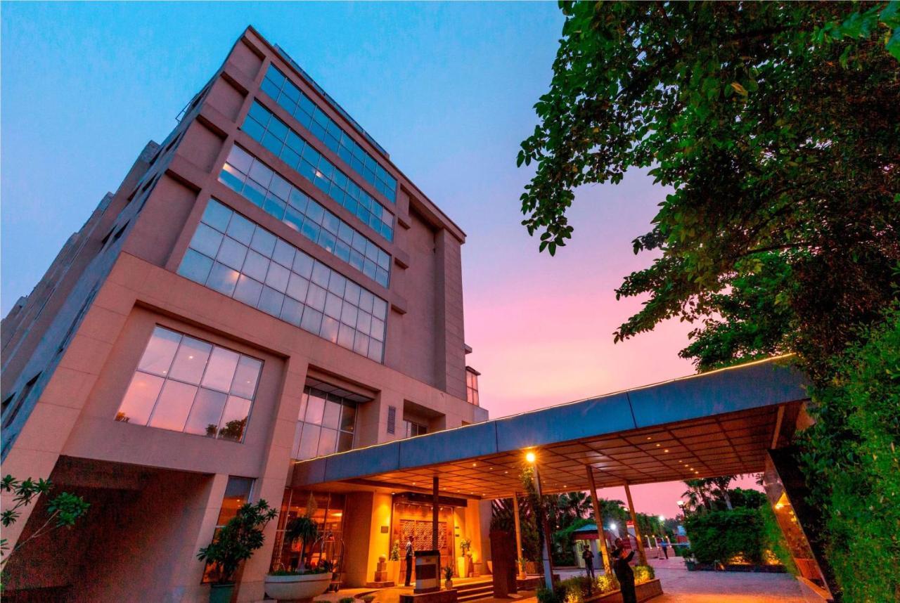 รามาดา บาย วินด์แฮม นีมรานา Hotel ภายนอก รูปภาพ