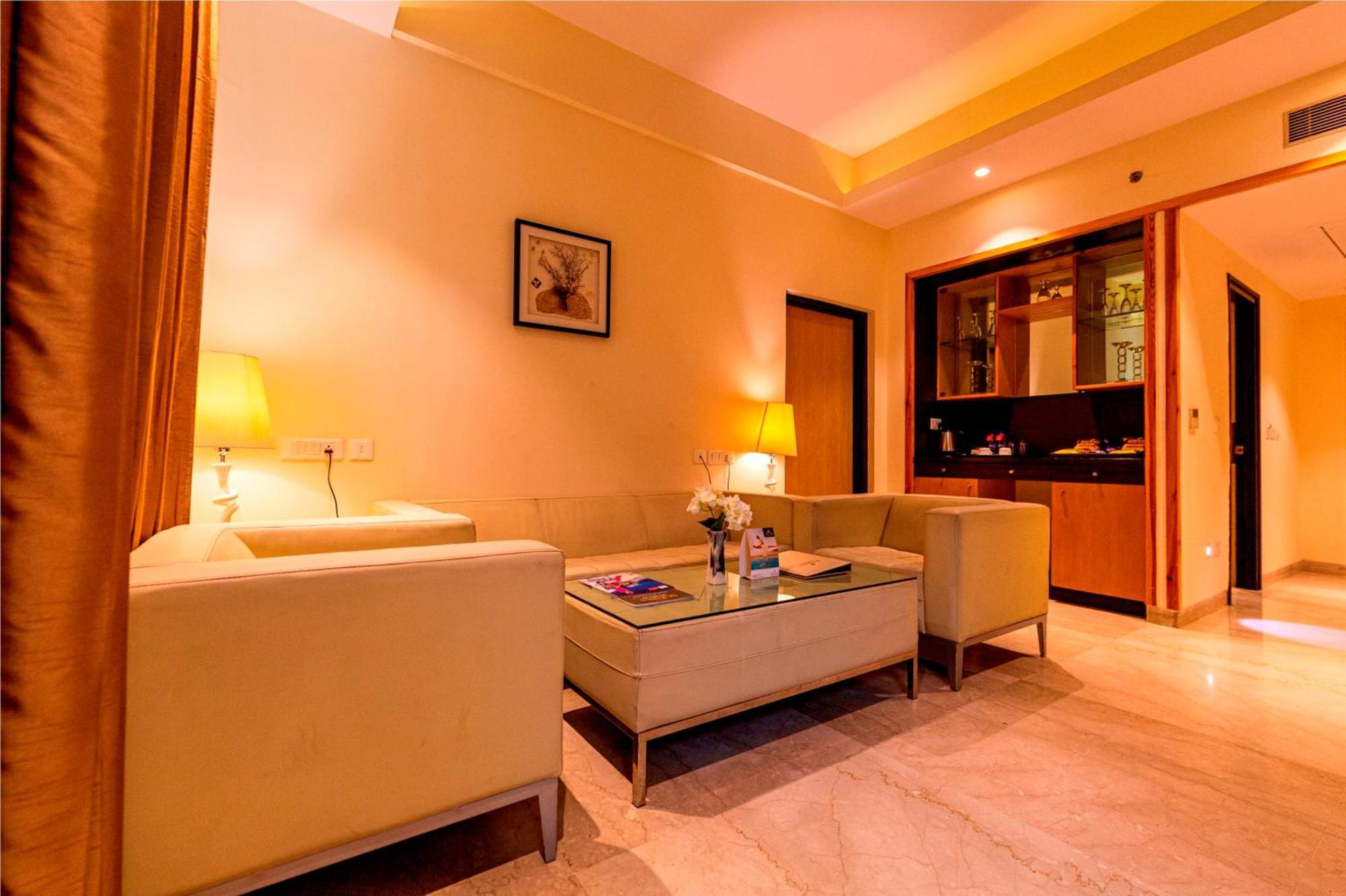 รามาดา บาย วินด์แฮม นีมรานา Hotel ภายนอก รูปภาพ