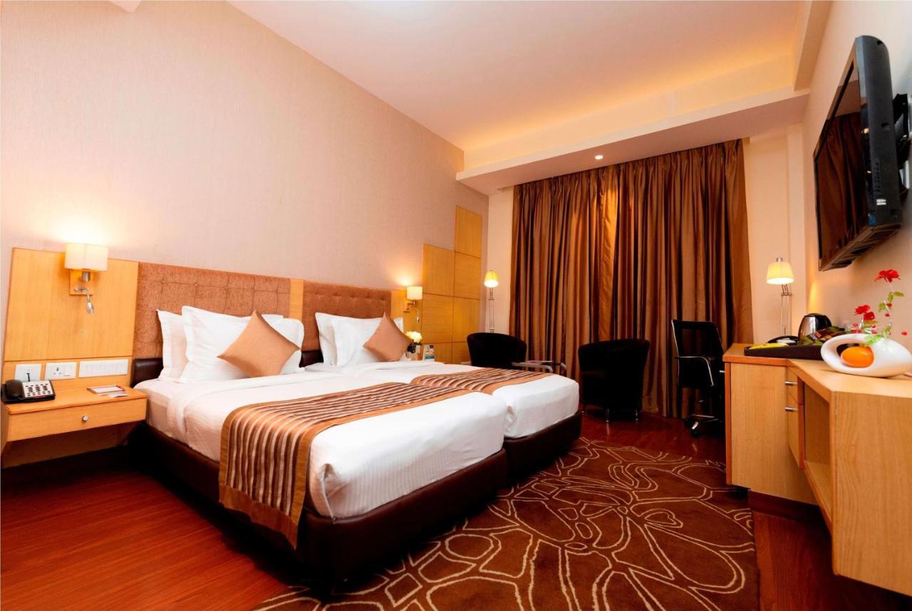 รามาดา บาย วินด์แฮม นีมรานา Hotel ภายนอก รูปภาพ